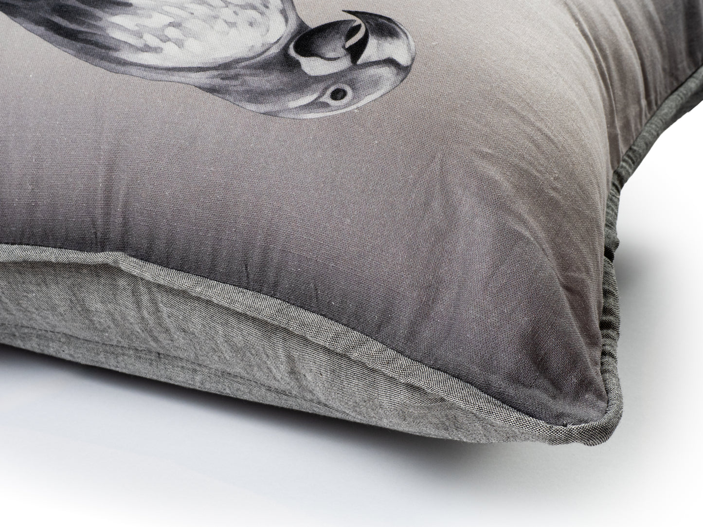 ALMOHADÓN THE ROOM - LORO B&W