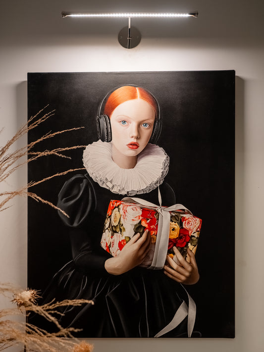 CUADRO "NIÑA CON REGALO" (BIANCA TESSORE)